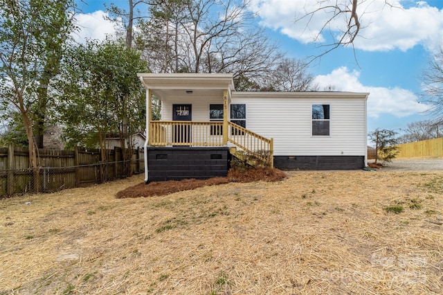 view of front of property featuring crawl space, covered porch, and fence