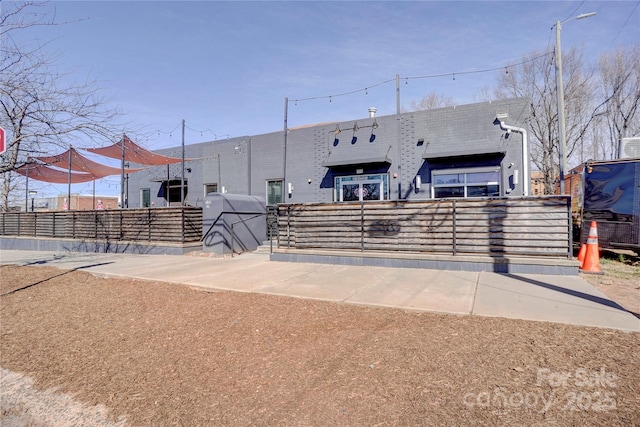 view of front of house featuring fence