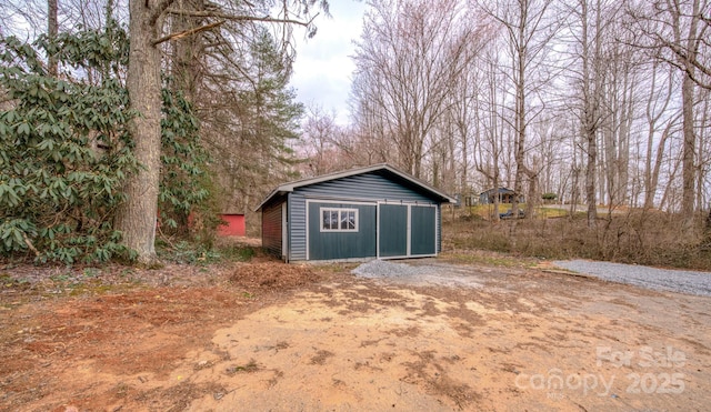 view of outdoor structure featuring an outbuilding