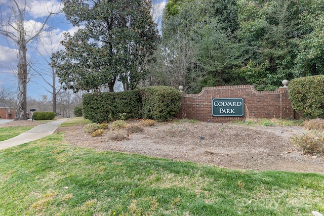 community sign featuring a yard