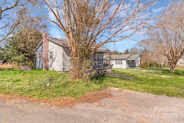 view of front of property with a front lawn