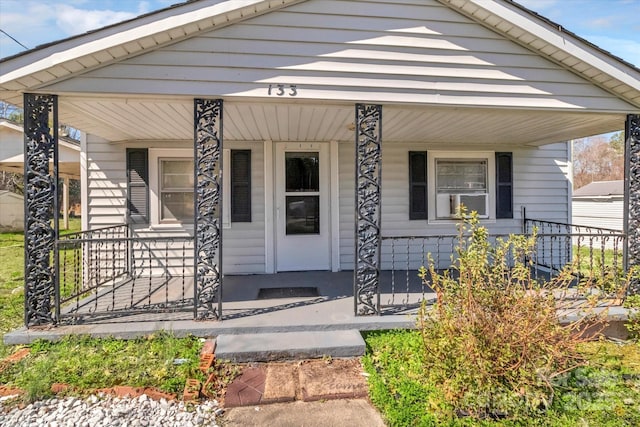 view of front of property featuring covered porch