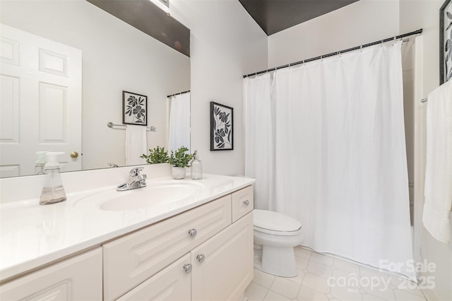 full bath with a shower with shower curtain, vanity, and toilet