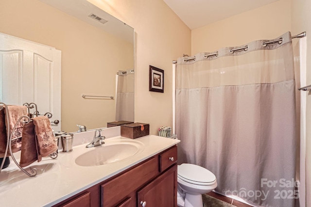 full bath featuring toilet, a shower with curtain, visible vents, and vanity