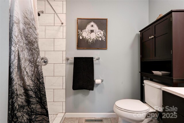 full bath with visible vents, toilet, a tile shower, baseboards, and vanity