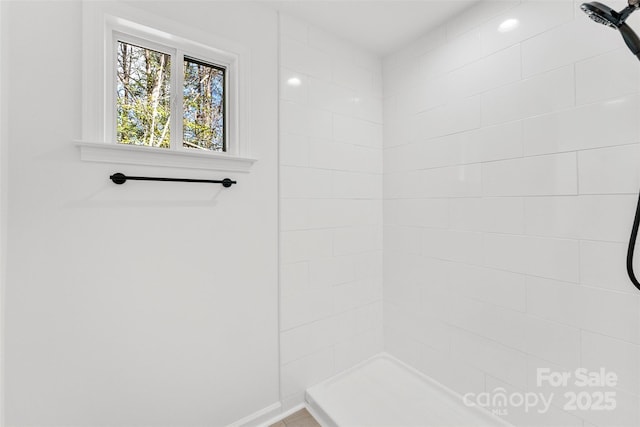 bathroom featuring a tile shower