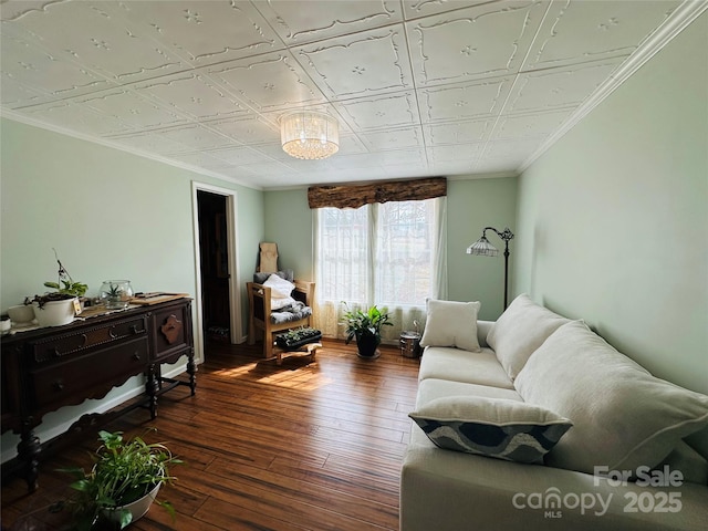 living area featuring an ornate ceiling, dark wood-style flooring, and crown molding