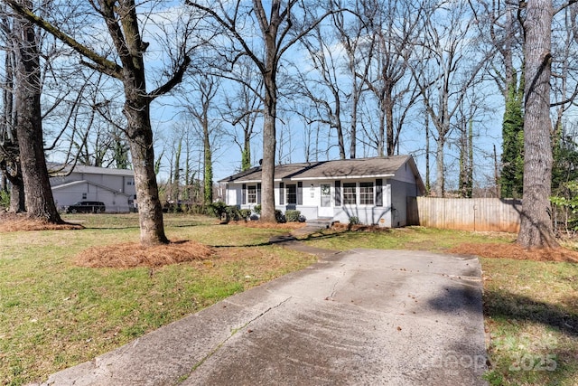 view of front of property featuring a front lawn and fence