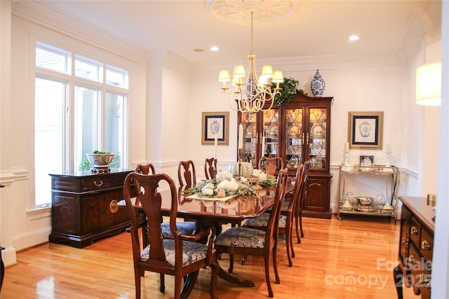 dining area featuring a chandelier, recessed lighting, light wood-style flooring, and crown molding