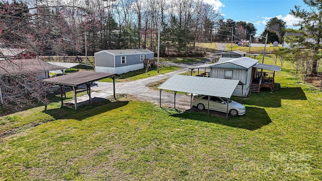 view of yard featuring an outbuilding