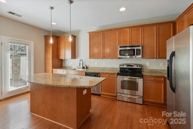 kitchen with recessed lighting, visible vents, appliances with stainless steel finishes, a sink, and wood finished floors