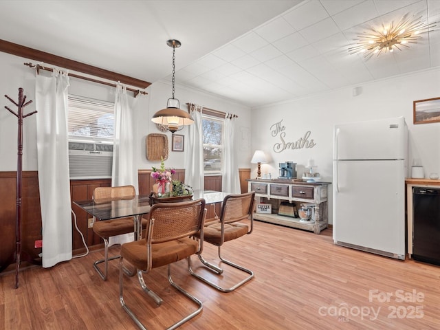 dining space with light wood-type flooring, cooling unit, and crown molding