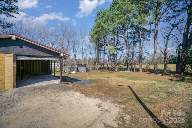 view of yard featuring driveway