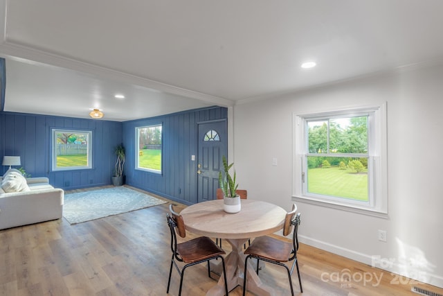 dining room with light wood-style floors, visible vents, baseboards, and recessed lighting