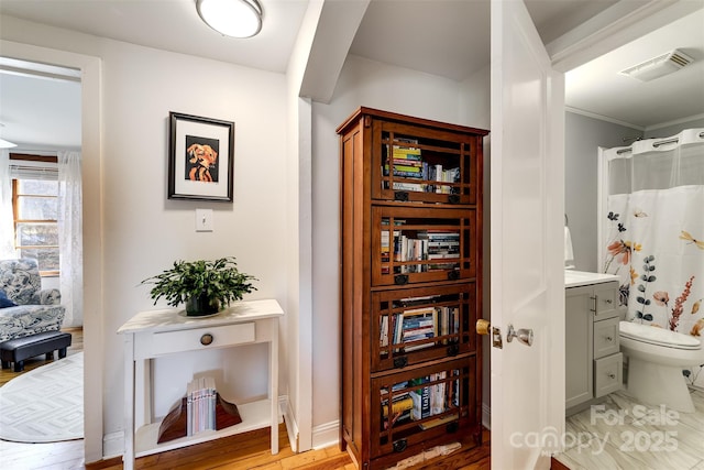 full bathroom with toilet, curtained shower, visible vents, and vanity