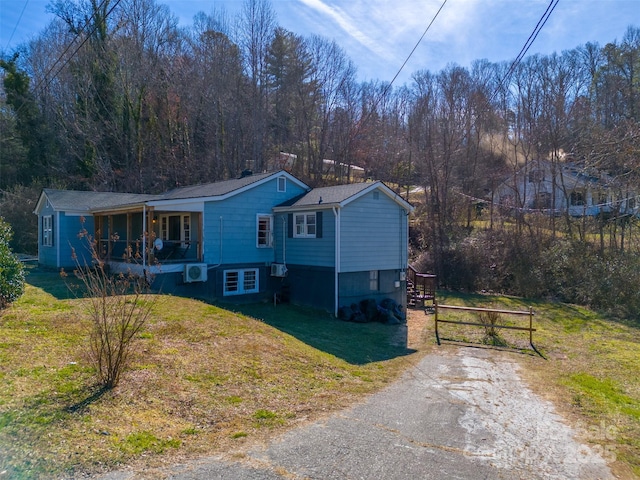 view of front of property featuring a front lawn