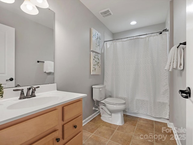 full bathroom with shower / tub combo with curtain, visible vents, toilet, vanity, and baseboards