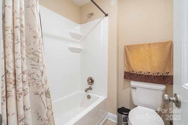 full bathroom featuring shower / bath combination with curtain, toilet, and baseboards