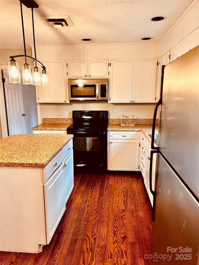 kitchen featuring visible vents, white cabinets, appliances with stainless steel finishes, dark wood-style flooring, and a textured ceiling