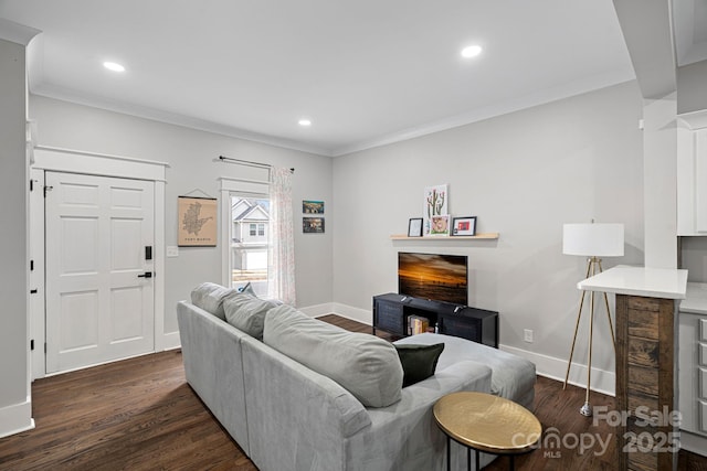 living room featuring ornamental molding, recessed lighting, a fireplace, baseboards, and dark wood-style flooring