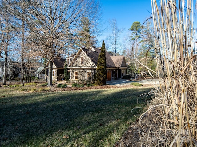 view of front facade with a front yard