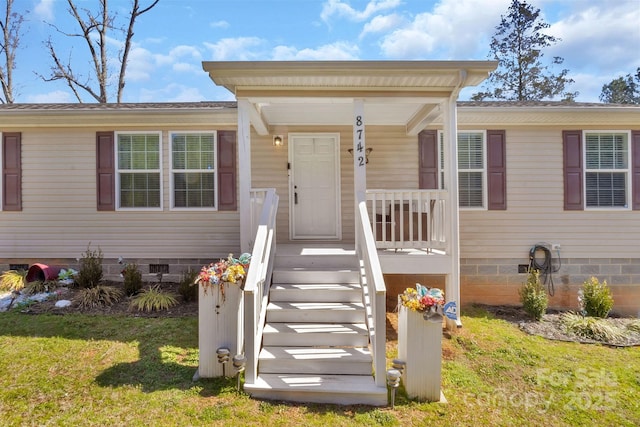 view of front facade featuring crawl space, covered porch, and a front lawn