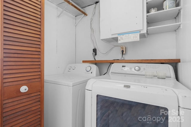 washroom with laundry area and washer and clothes dryer