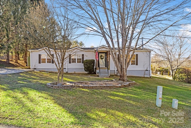 manufactured / mobile home featuring a front yard