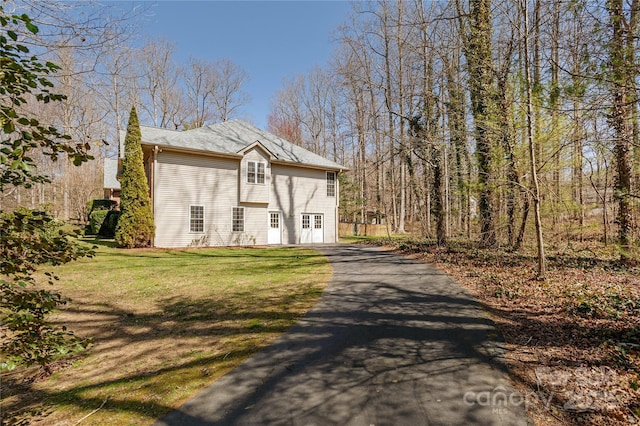 view of front of home featuring a front lawn and driveway