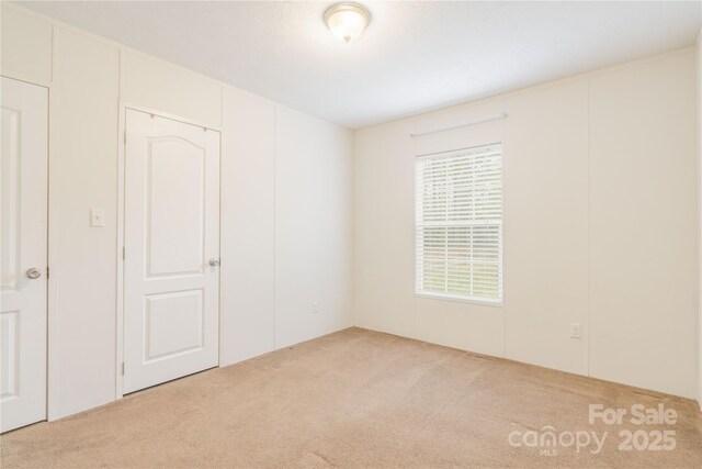 unfurnished room featuring carpet