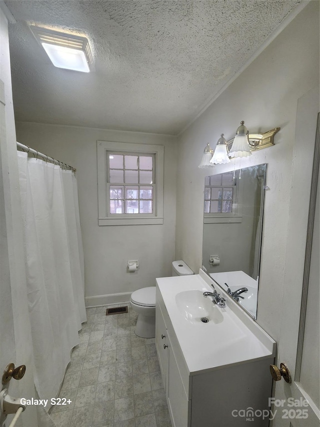 full bathroom featuring a textured ceiling, toilet, a shower with shower curtain, vanity, and visible vents