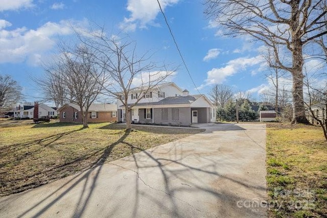 view of front facade with driveway and a front yard