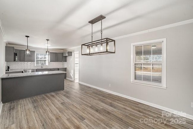 kitchen with ornamental molding, dark wood-style flooring, and gray cabinetry