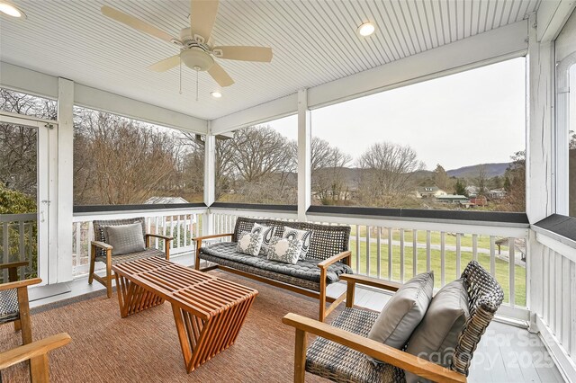 sunroom with ceiling fan