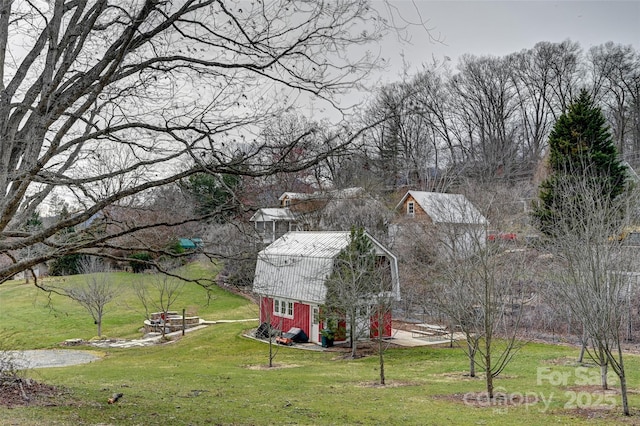 view of yard with an outdoor structure