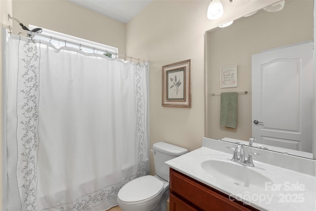 full bathroom featuring toilet, a shower with shower curtain, and vanity