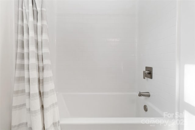 full bath with shower / bath combo with shower curtain