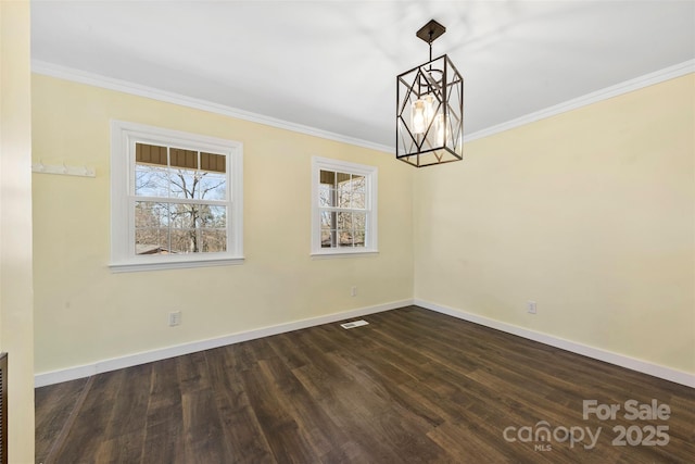 spare room featuring baseboards, visible vents, a notable chandelier, and ornamental molding