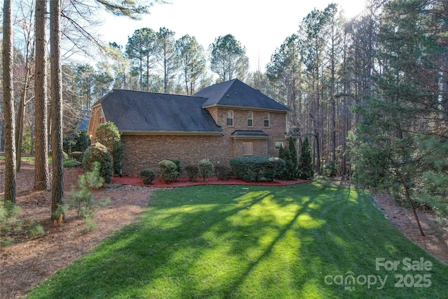 view of front of house featuring a front lawn and brick siding