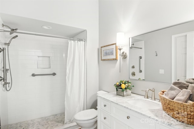 full bath featuring tiled shower, vanity, and toilet