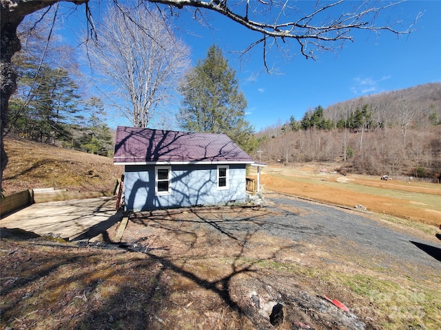 view of front of property featuring an outdoor structure