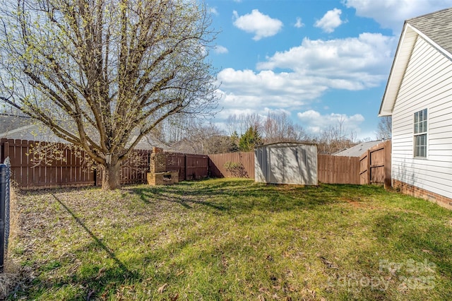 view of yard featuring a fenced backyard, an outdoor structure, and a shed