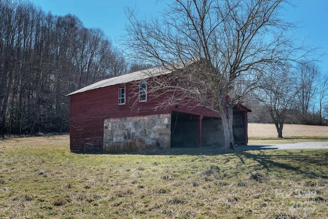 view of barn featuring a lawn