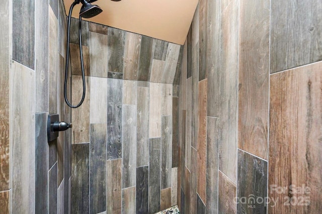 room details featuring tiled shower