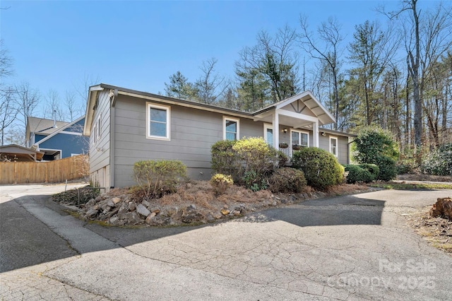 ranch-style house featuring fence