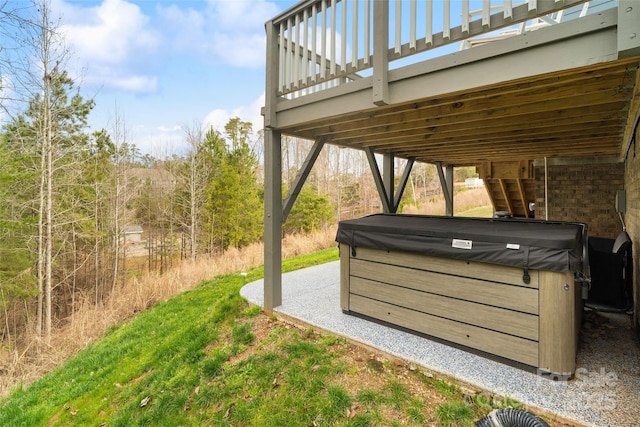 view of yard featuring a hot tub