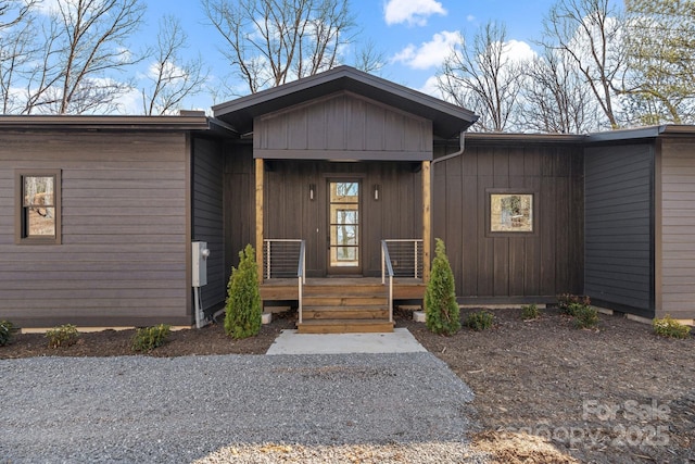 doorway to property with covered porch