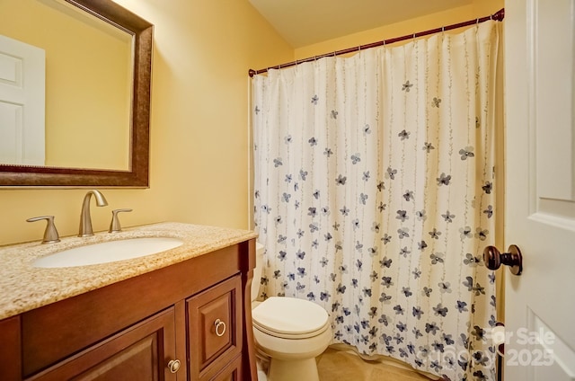 bathroom with a shower with curtain, toilet, and vanity