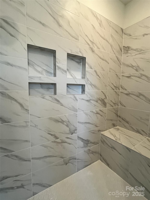 full bathroom featuring a tile shower