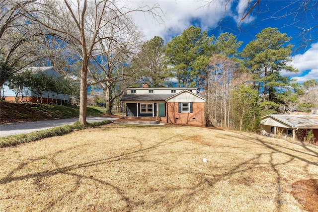 view of front of home featuring crawl space, driveway, and a front lawn